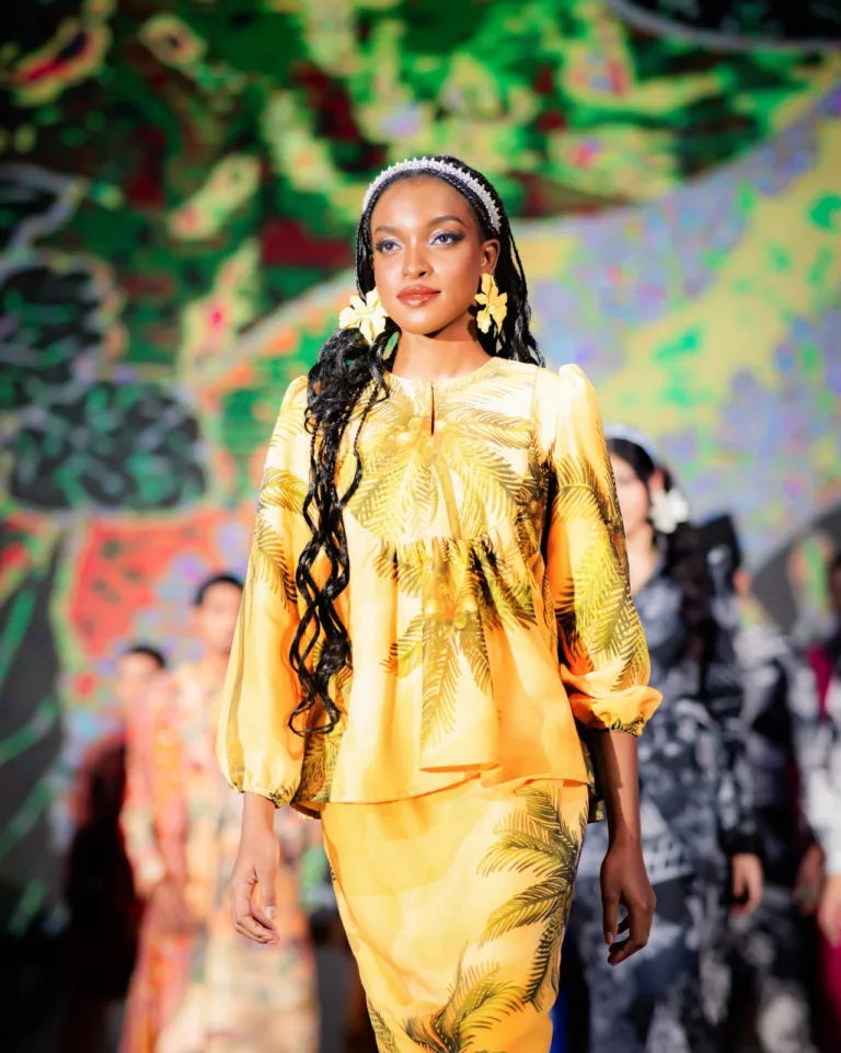 “Saya Mahu Dunia Lihat, Batik Itu Elegan & Hidup”. Anuar Faizal Bawa Batik Malaysia Ke Arus Baharu