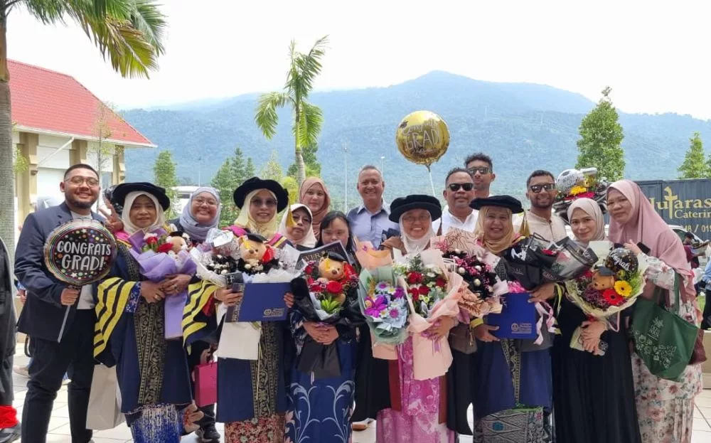 Inspirasi PhD: Kejayaan Tiga Wanita Singapura Buktikan Usia Bukan Penghalang Kejayaan Akademik