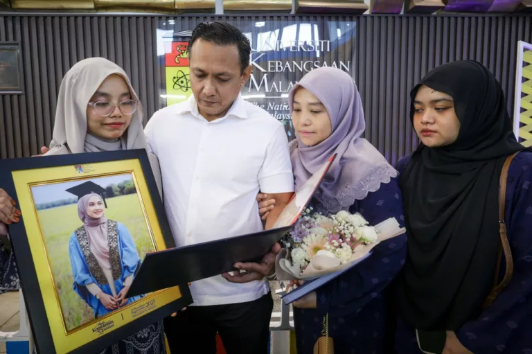 “Kaki terasa sangat berat… terketar, tapi saya tetap teruskan juga naik pentas ambil skrol arwah adik" 7 “Kaki terasa sangat berat… terketar, tapi saya tetap teruskan juga naik pentas ambil skrol arwah adik”