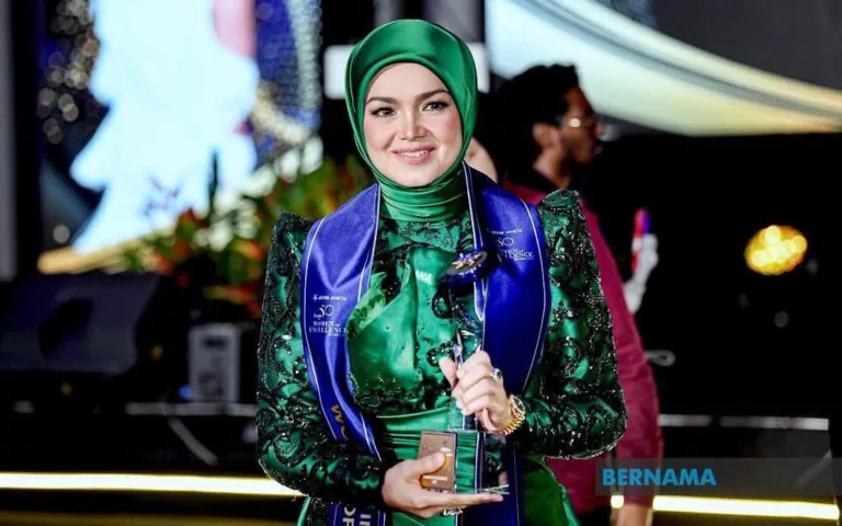Siti Nurhaliza Terima Anugerah Khas: Wanita Juga Mampu Pimpin, Cemerlang & Pacu Ekonomi Negara