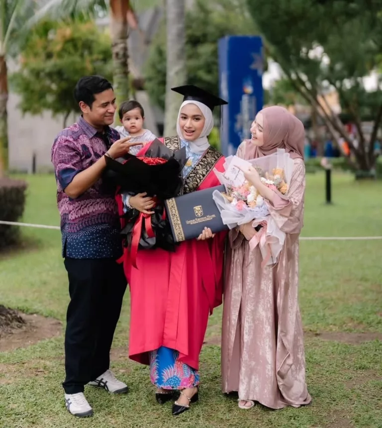 Pesona ‘Beauty With Brain’. Adik Amira Othman Kini Bergelar Doktor Pergigian