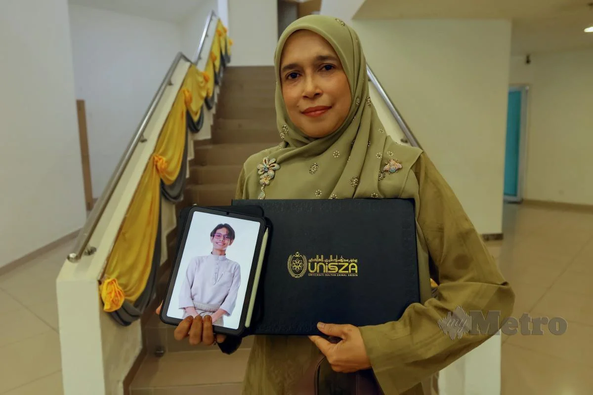Ibu Sebak Terima Skrol Diploma Arwah Anak – “Hadiah Terakhir Airel Buat Saya” 7 Ibu Sebak Terima Skrol Diploma Arwah Anak – “Hadiah Terakhir Airel Buat Saya”