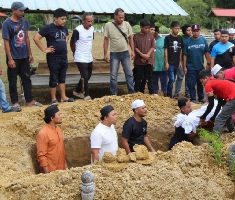 “Saya Peluk Suami Dalam Darah, Tapi Mereka Masih Menembak…” – Isteri Sarat Hamil Saksikan Suami Ditembak 18 Das