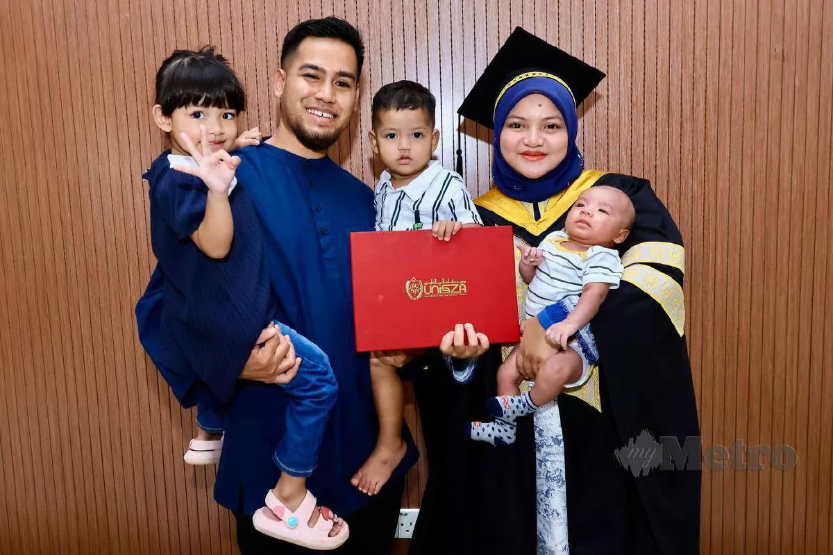 Ibu Muda Dalam Pantang, Nekad Hadir Konvokesyen, Naik Pentas, Rai Kejayaan Bersama Keluarga 21 Ibu Muda Dalam Pantang, Nekad Hadir Konvokesyen, Naik Pentas, Rai Kejayaan Bersama Keluarga