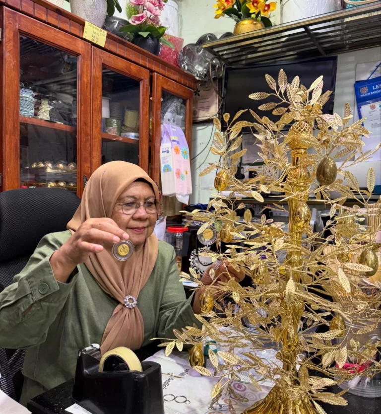 Pokok Ufti Emas 24 Dinar, Kejutan Istimewa Suami Buat Erra Fazira 8 Pokok Ufti Emas 24 Dinar, Kejutan Istimewa Suami Buat Erra Fazira
