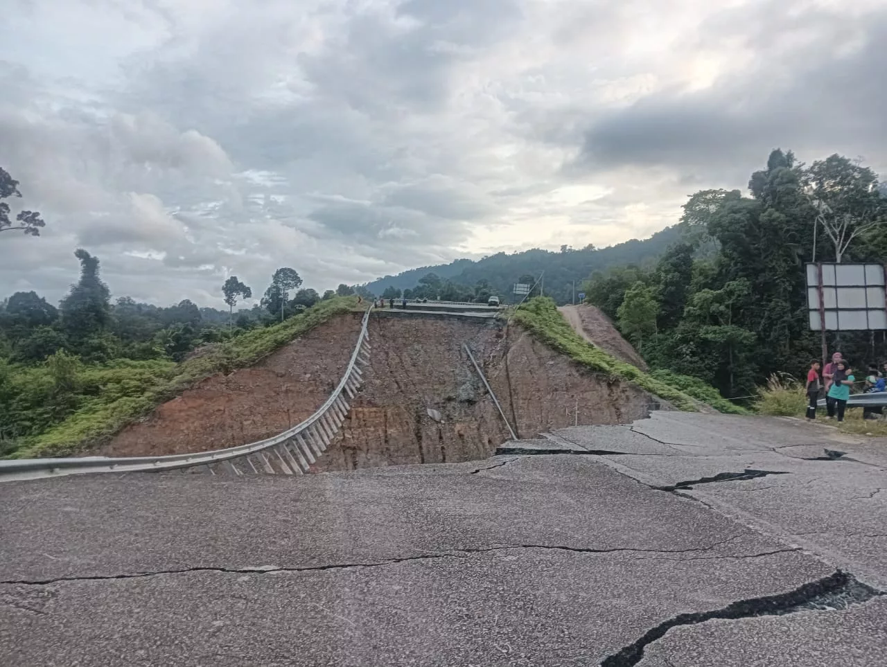 Bakal Pengantin Maut, Nahas SUV Terjunam Dalam Gaung