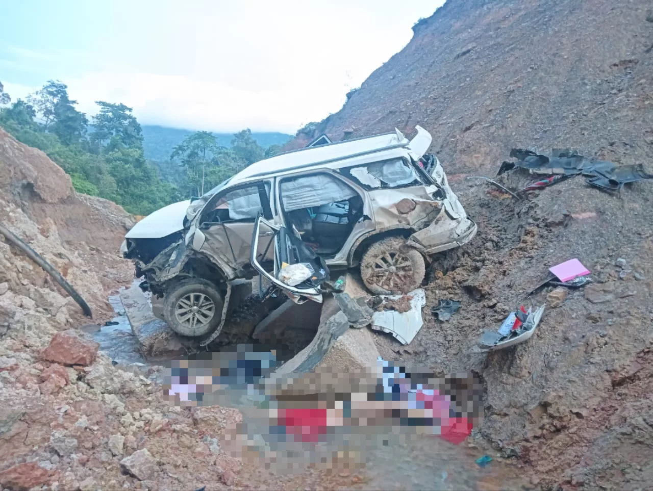 Bakal Pengantin Maut, Nahas SUV Terjunam Dalam Gaung