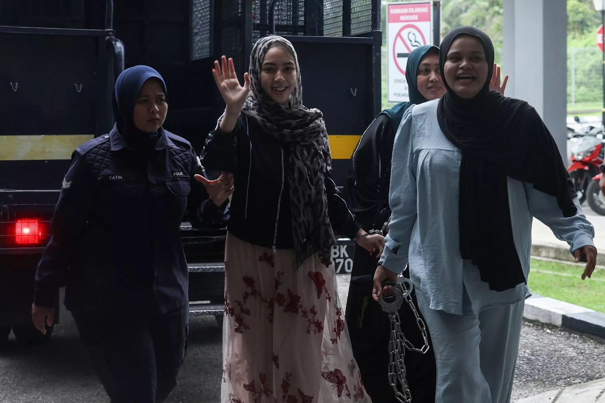 Lima  Wanita Bergaduh Di Pasar Awam Melor Mengaku Bersalah, Didenda RM1000 Setiap Seorang
