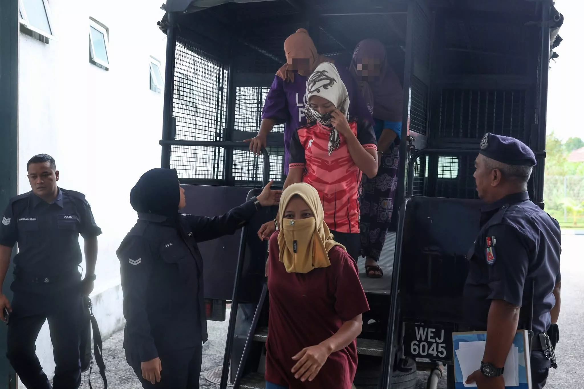 Lima  Wanita Bergaduh Di Pasar Awam Melor Mengaku Bersalah, Didenda RM1000 Setiap Seorang