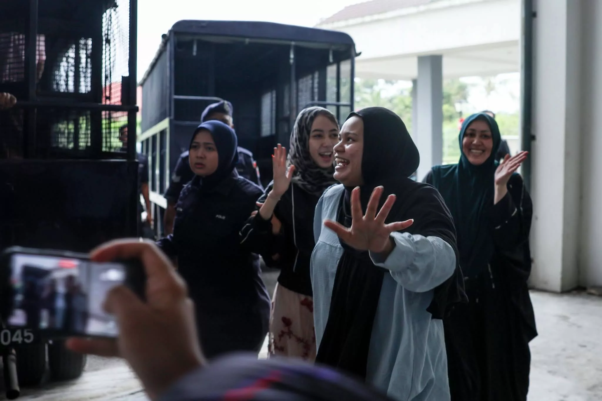 Lima  Wanita Bergaduh Di Pasar Awam Melor Mengaku Bersalah, Didenda RM1000 Setiap Seorang