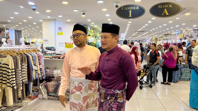 Demi 4 anak, Datuk Red & Adira Pilih Berdamai. 'Kami Tak Boleh Bermusuh Selamanya". 9 Demi 4 anak, Datuk Red & Adira Pilih Berdamai. ‘Kami Tak Boleh Bermusuh Selamanya”.
