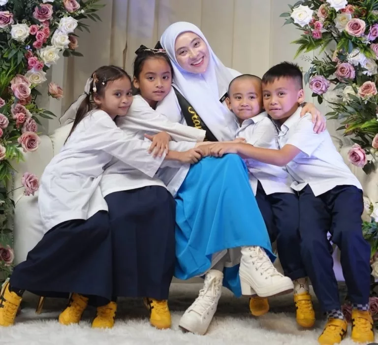 Demi 4 anak, Datuk Red & Adira Pilih Berdamai. 'Kami Tak Boleh Bermusuh Selamanya". 8 Demi 4 anak, Datuk Red & Adira Pilih Berdamai. ‘Kami Tak Boleh Bermusuh Selamanya”.