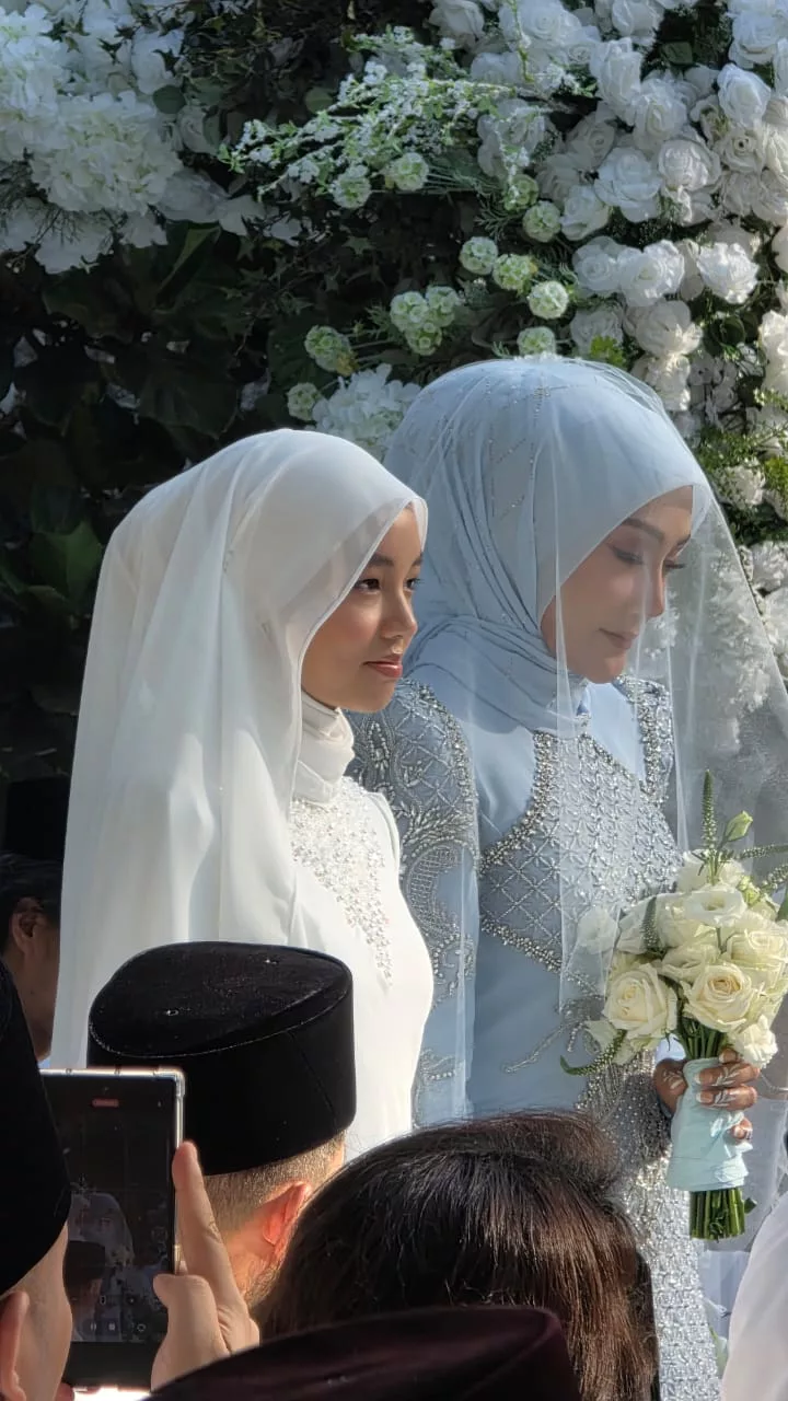 Erra Fazira Selamat Bergelar Isteri Mr E, Terima Mas Kahwin Sepokok Bunga Emas Seberat 102 Gram 7 Erra Fazira Selamat Bergelar Isteri Mr E, Terima Mas Kahwin Sepokok Bunga Emas Seberat 102 Gram