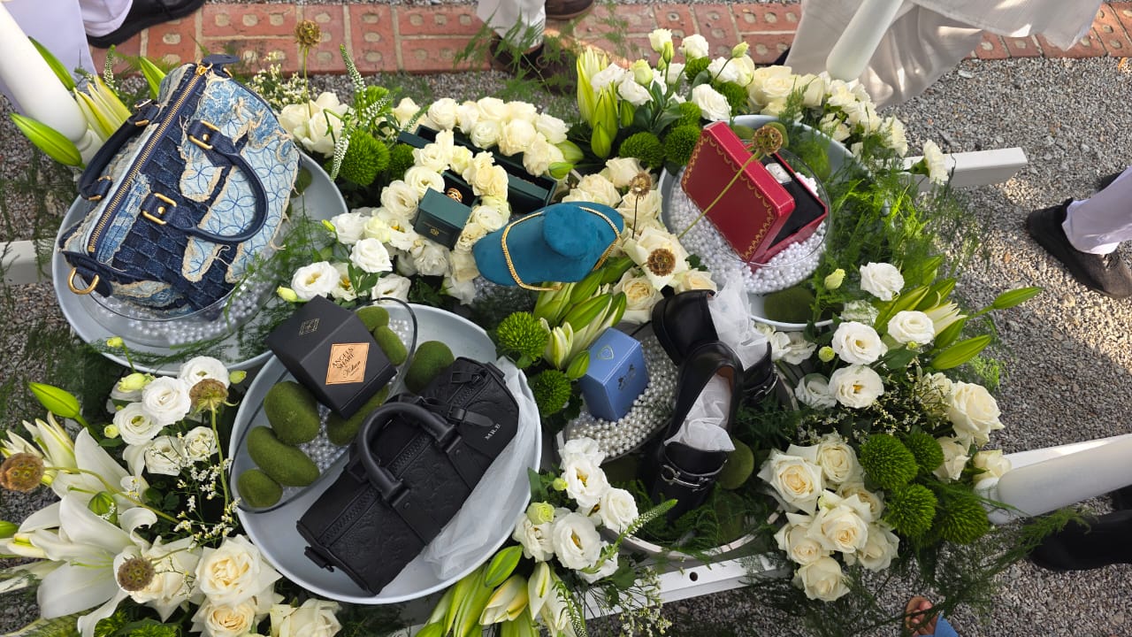 Erra Fazira Selamat Bergelar Isteri Mr E, Terima Mas Kahwin Sepokok Bunga Emas Seberat 102 Gram 8 Erra Fazira Selamat Bergelar Isteri Mr E, Terima Mas Kahwin Sepokok Bunga Emas Seberat 102 Gram