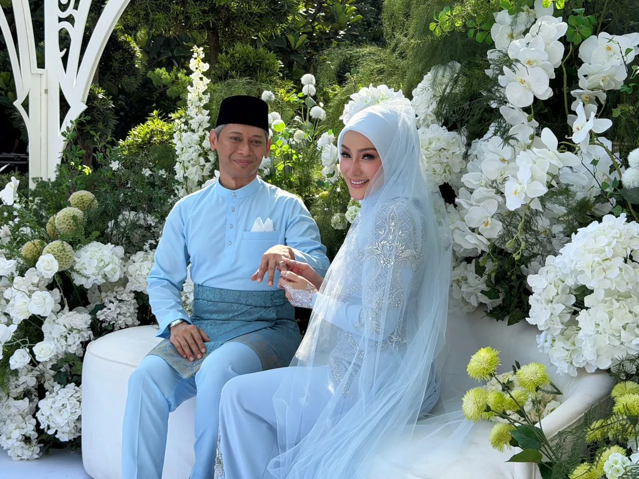 Erra Fazira Selamat Bergelar Isteri Mr E, Terima Mas Kahwin Sepokok Bunga Emas Seberat 102 Gram 6 Erra Fazira Selamat Bergelar Isteri Mr E, Terima Mas Kahwin Sepokok Bunga Emas Seberat 102 Gram