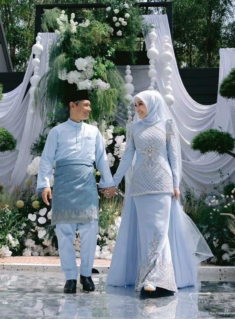 Impian Terlaksana, Rizman Ruzaini Hadiahkan Busana Nikah Istimewa Buat Erra Fazira 9 Impian Terlaksana, Rizman Ruzaini Hadiahkan Busana Nikah Istimewa Buat Erra Fazira
