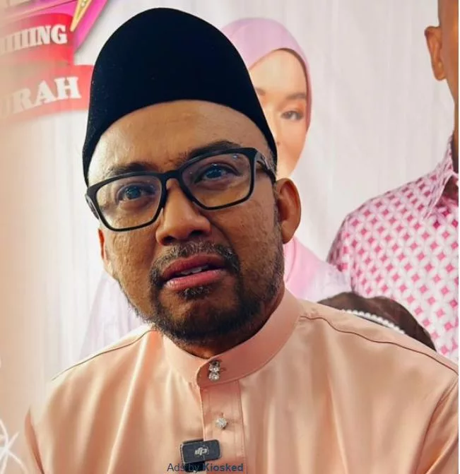 Demi 4 anak, Datuk Red & Adira Pilih Berdamai. 'Kami Tak Boleh Bermusuh Selamanya". 6 Demi 4 anak, Datuk Red & Adira Pilih Berdamai. ‘Kami Tak Boleh Bermusuh Selamanya”.