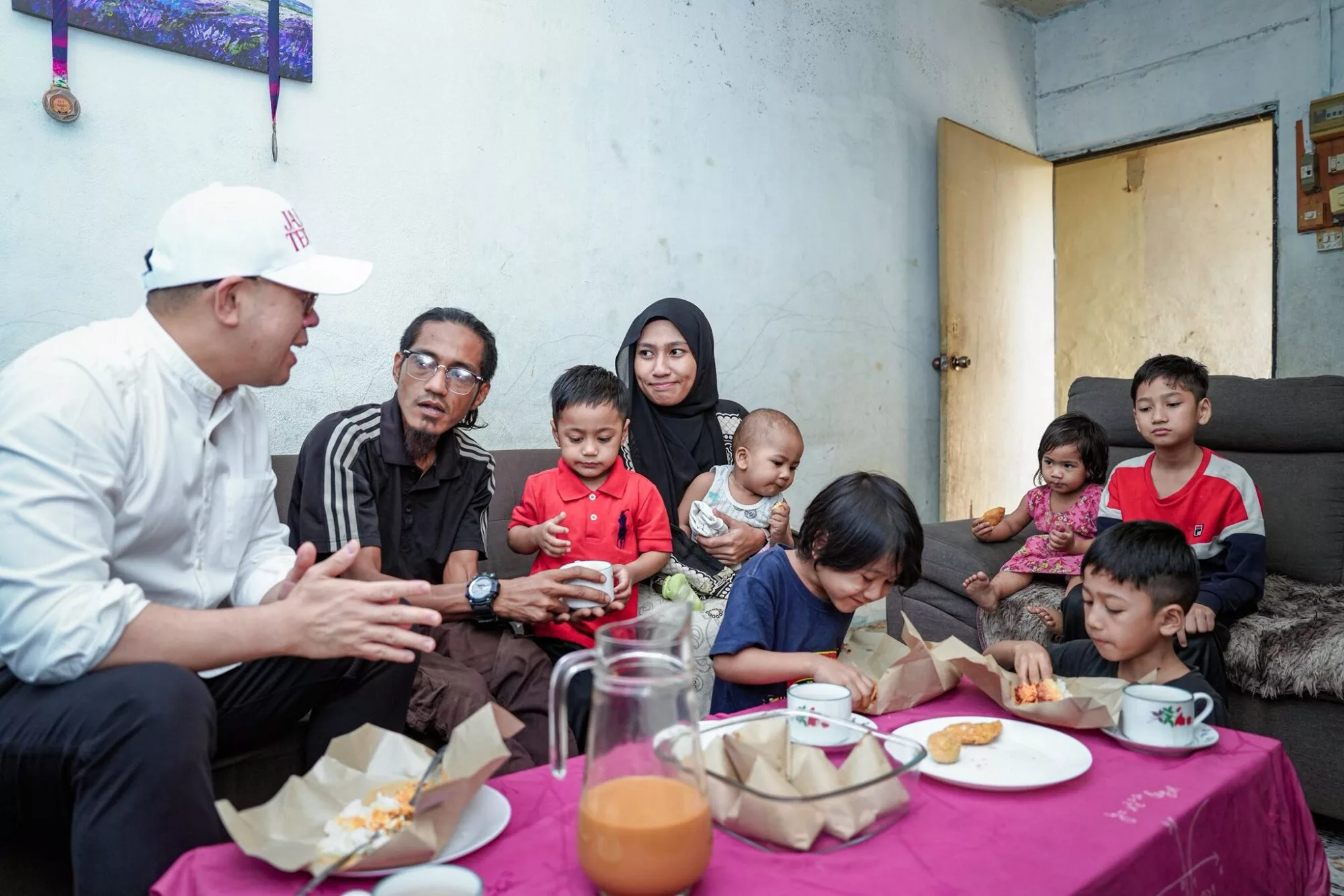 Kisah 7 Beranak Pernah Viral Tidur Dalam Kereta Berbumbungkan Langit Kini Berubah, Bapa Bangkit Dengan Gaji RM5,000 Sebulan