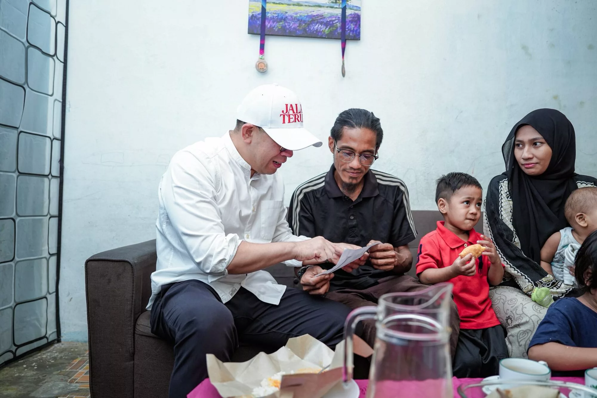 Kisah 7 Beranak Pernah Viral Tidur Dalam Kereta Berbumbungkan Langit Kini Berubah, Bapa Bangkit Dengan Gaji RM5,000 Sebulan