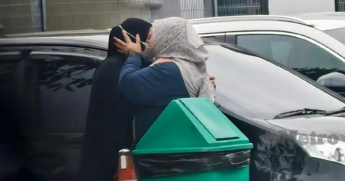 Ibu Tertinggal Anak Dalam Kereta Sukar Kawal Emosi, Dilihat Menangis Saat Tunggu Jenazah Di Unit Forensik