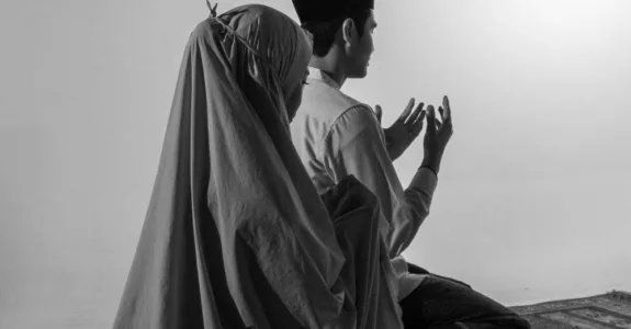 Solat Tanpa Telekung, Sah Atau Tidak? Ini Penjelasan Ustaz Tentang Syarat Menutup Aurat