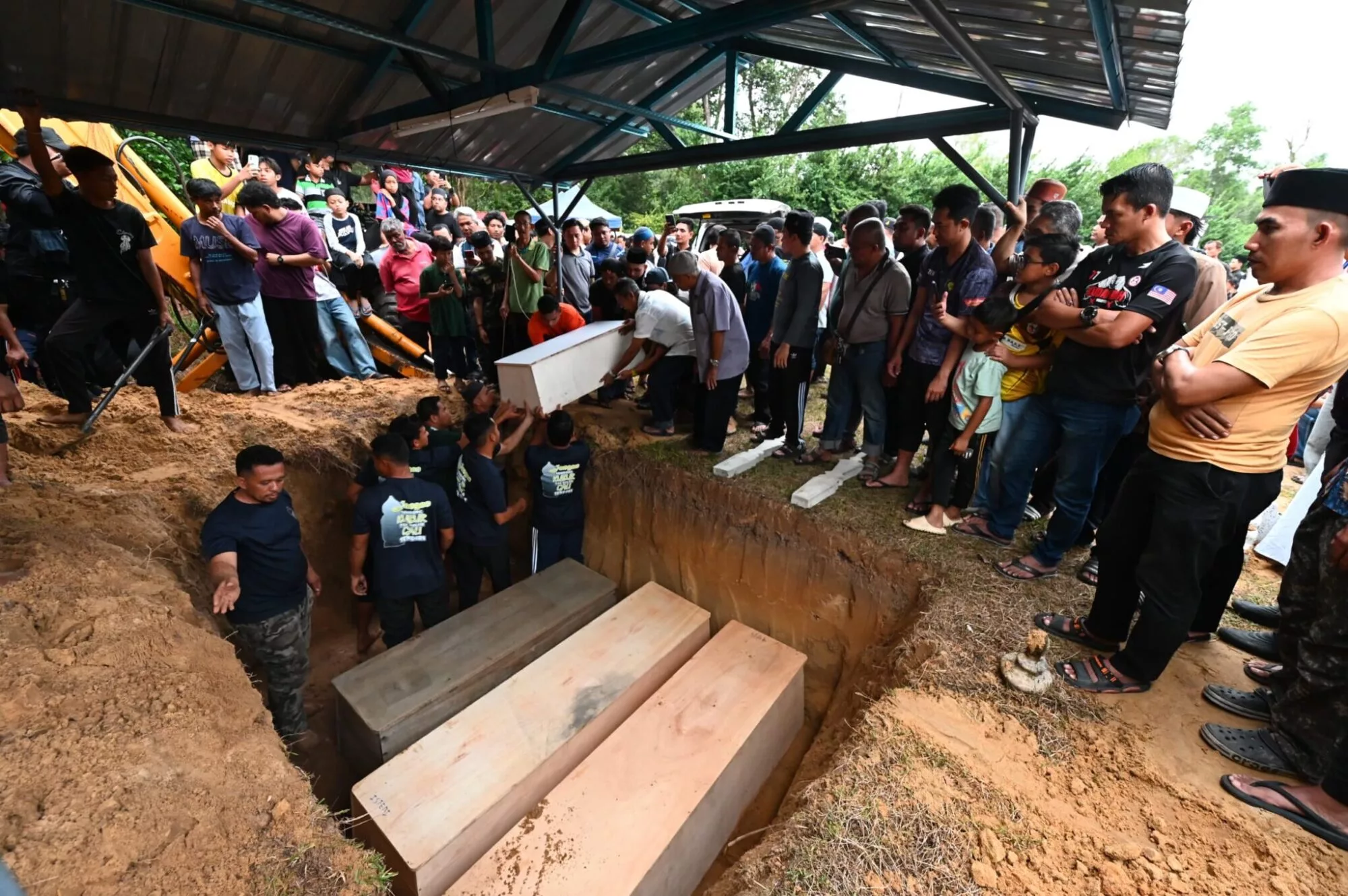 Lima Beranak Maut Dibunuh: Isu Berpindah Negeri Dipercayai Punca, Suspek Ditemui Memeluk Anak Bongsu