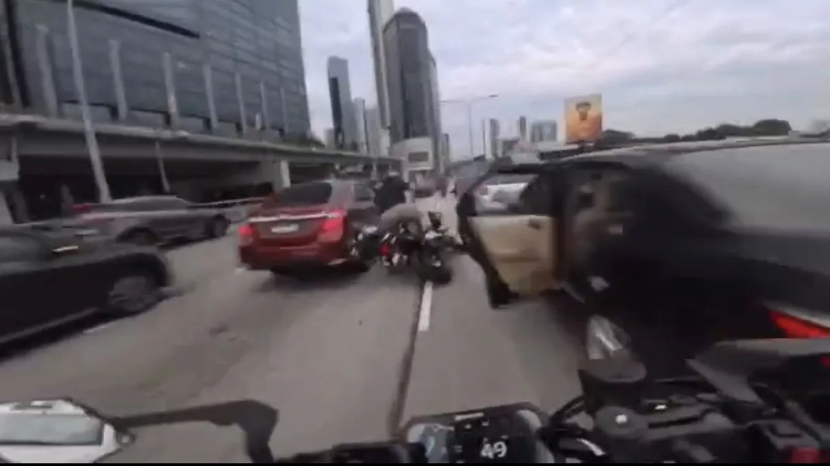 Kanak-kanak Perempuan Buka Pintu Kereta Mengejut, Penunggang Motor Patah Tangan Kiri