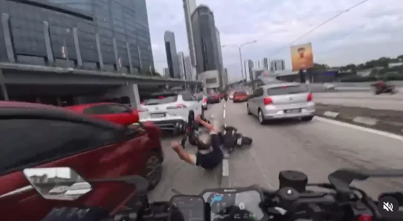 Kanak-kanak Perempuan Buka Pintu Kereta Mengejut, Penunggang Motor Patah Tangan Kiri