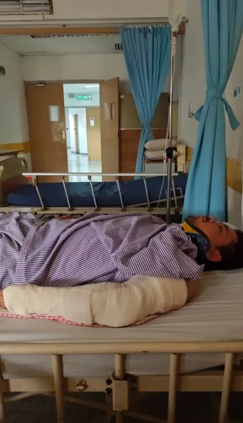 Kanak-kanak Perempuan Buka Pintu Kereta Mengejut, Penunggang Motor Patah Tangan Kiri