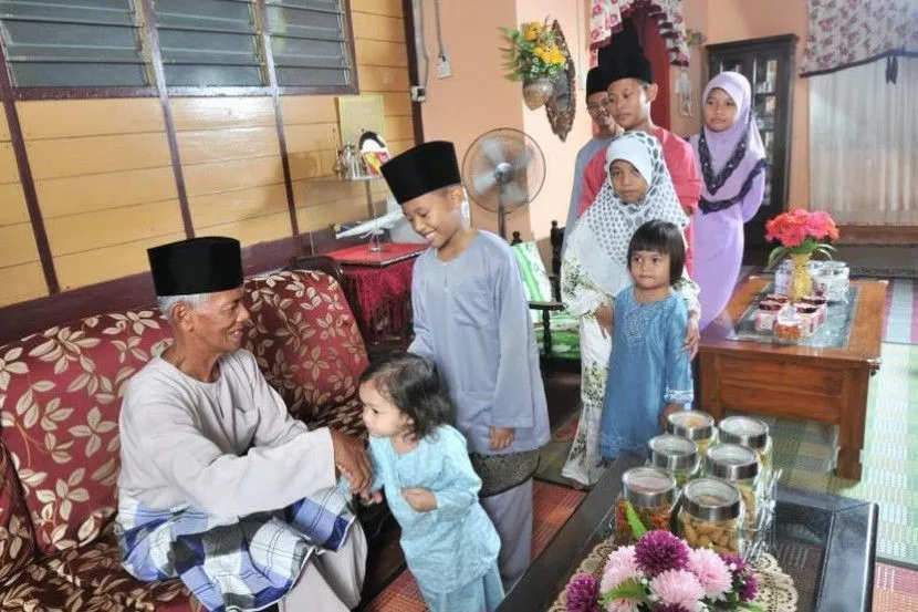 Letih Nak Melayan Tetamu Datang Beraya Tetapi Ramai Singgah Sebab Mak Ayah Masih Ada