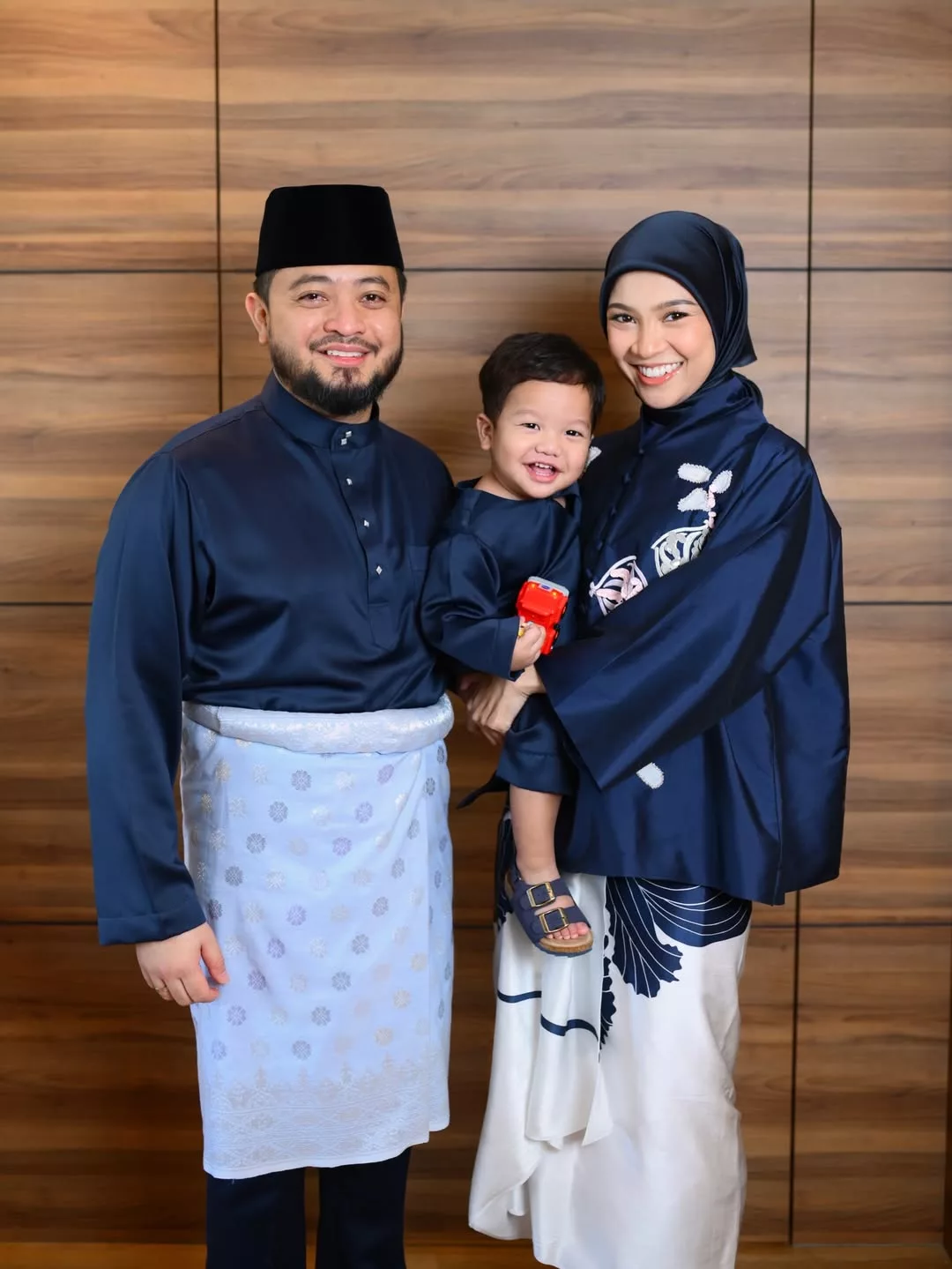 Ziarah Musim Raya, Nabila Razali Larang Individu Tak Dikenali Mencium Anaknya 7 Ziarah Musim Raya, Nabila Razali Larang Individu Tak Dikenali Mencium Anaknya