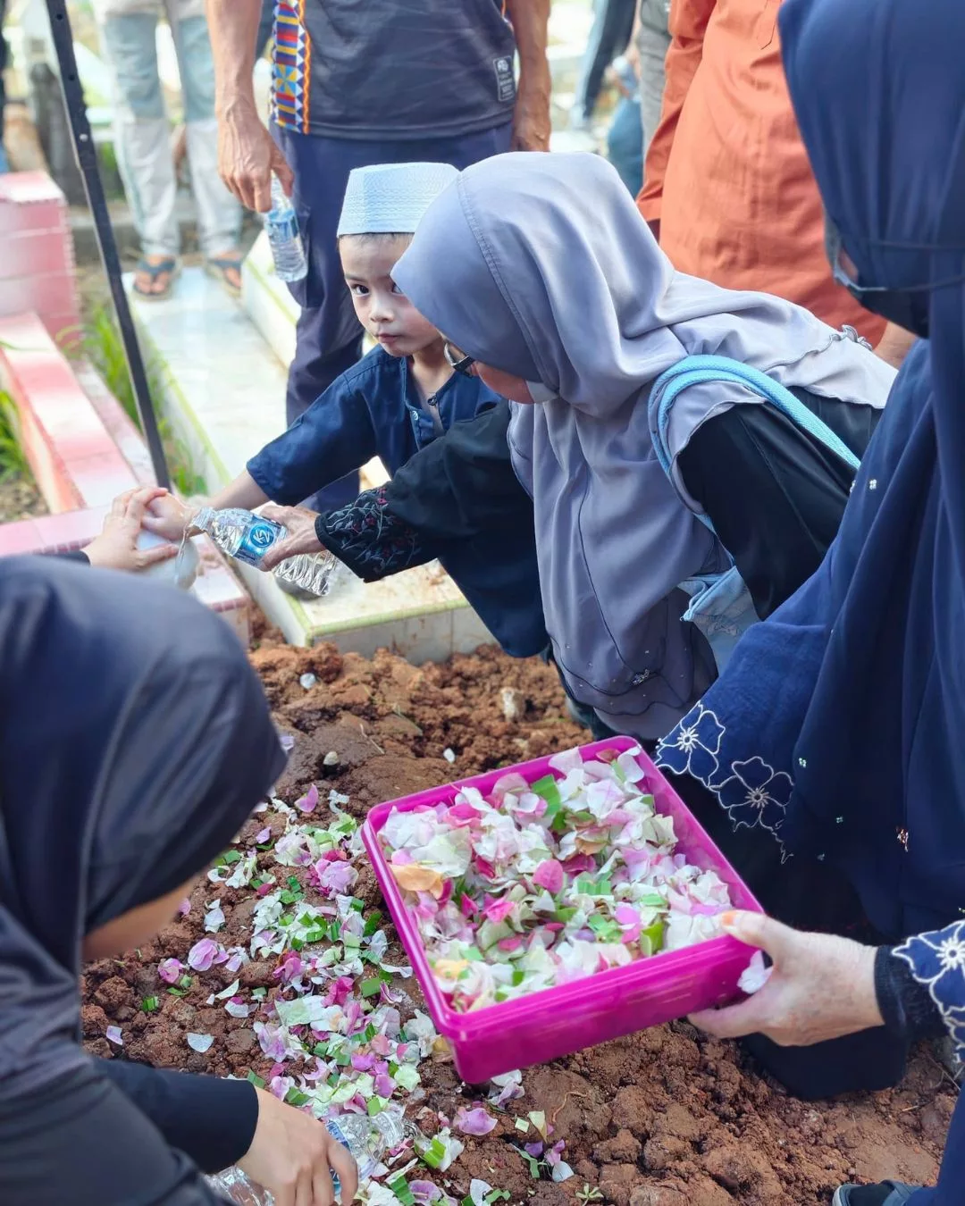 Suami Maut Dirempuh Pacuan Empat Roda Ketika Berhenti Rehat Tepi Jalan, Isteri Kongsi Detik Pilu Diuji Pada Bulan Kelahiran 12 Suami Maut Dirempuh Pacuan Empat Roda Ketika Berhenti Rehat Tepi Jalan, Isteri Kongsi Detik Pilu Diuji Pada Bulan Kelahiran