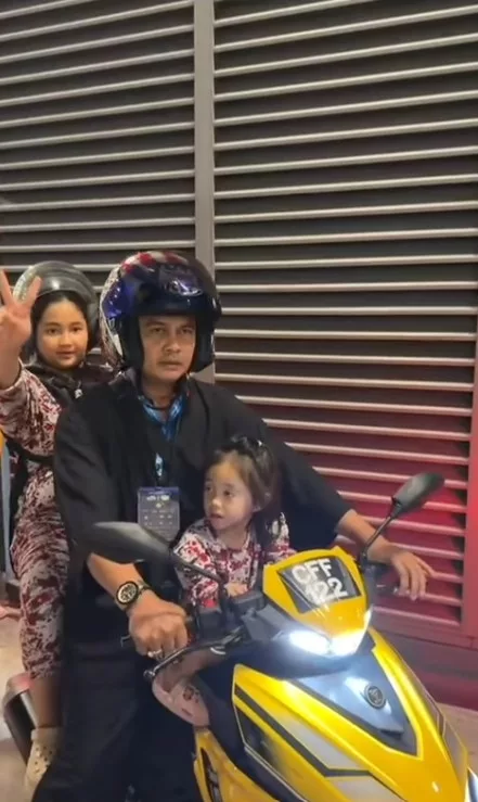 Pasangan Humble, Datuk Fizz Fairuz dan Almy Nadia Pilih Naik Motor Hantar Anak-anak
