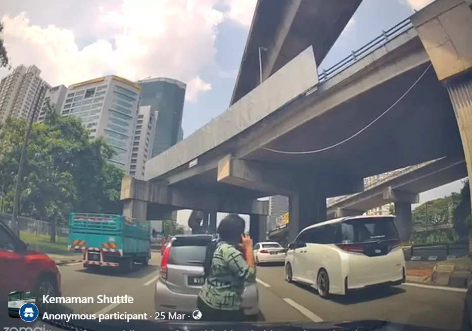 Wanita Guna Telefon Masa Lintas Jalan, Babitkan Kemalangan Tiga Kenderaan