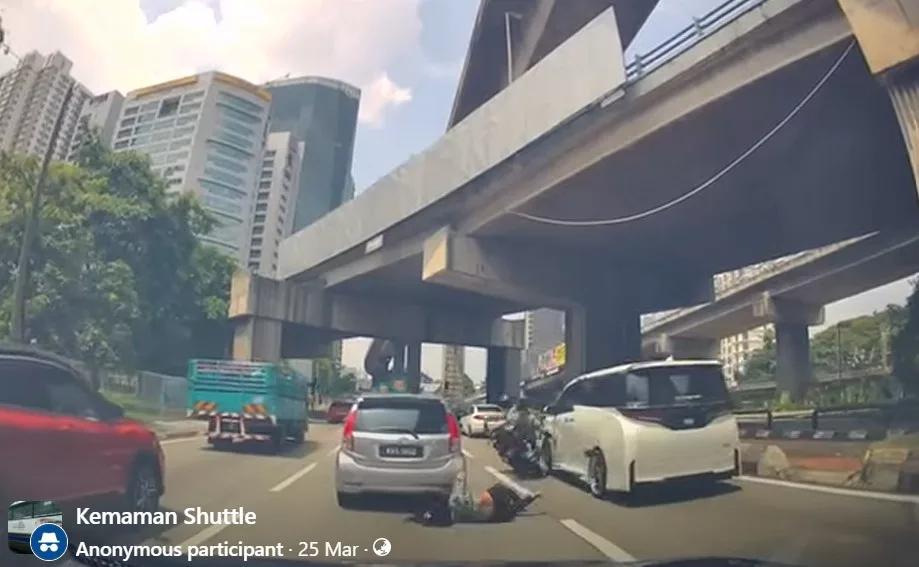 Wanita Guna Telefon Masa Lintas Jalan, Babitkan Kemalangan Tiga Kenderaan