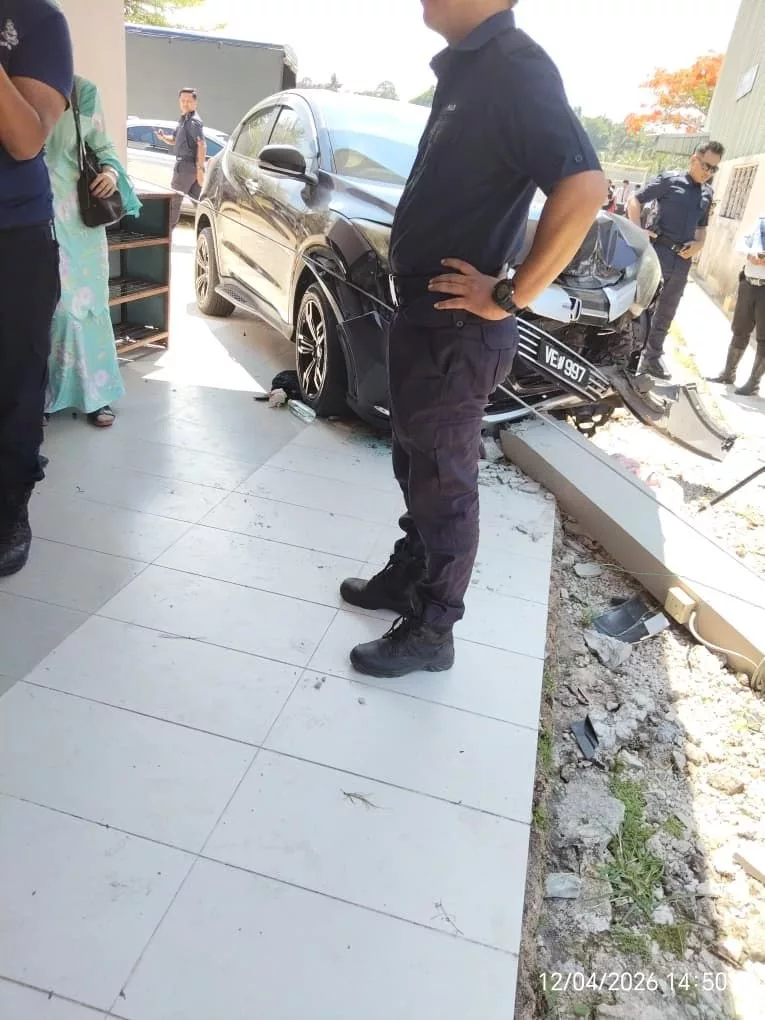 Baru Lepas Solat, Pelajar Perempuan Tingkatan 1 Maut Dirempuh Kereta Depan Surau Sekolah 4 Baru Lepas Solat, Pelajar Perempuan Tingkatan 1 Maut Dirempuh Kereta Depan Surau Sekolah