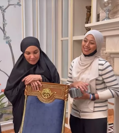 Datuk Ser Aliff Syukri Hulur RM40,000 Kepada Azar Azmi, "Ini Bukan Duit Saya Tapi Milik Rakyat Malaysia!" 7 Datuk Ser Aliff Syukri Hulur RM40,000 Kepada Azar Azmi, “Ini Bukan Duit Saya Tapi Milik Rakyat Malaysia!”