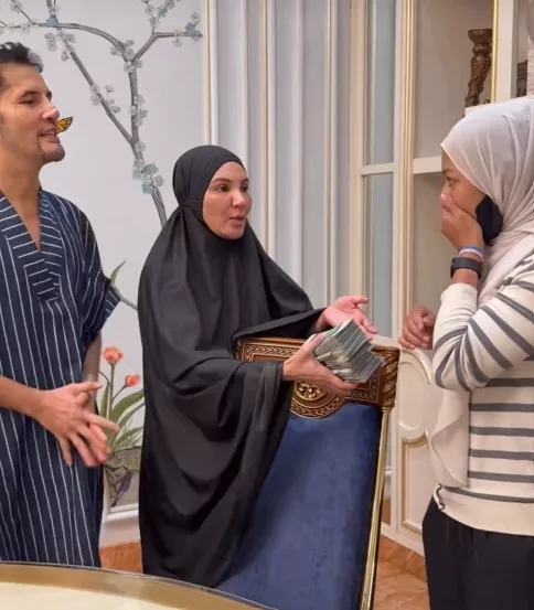 Datuk Ser Aliff Syukri Hulur RM40,000 Kepada Azar Azmi, "Ini Bukan Duit Saya Tapi Milik Rakyat Malaysia!" 5 Datuk Ser Aliff Syukri Hulur RM40,000 Kepada Azar Azmi, “Ini Bukan Duit Saya Tapi Milik Rakyat Malaysia!”