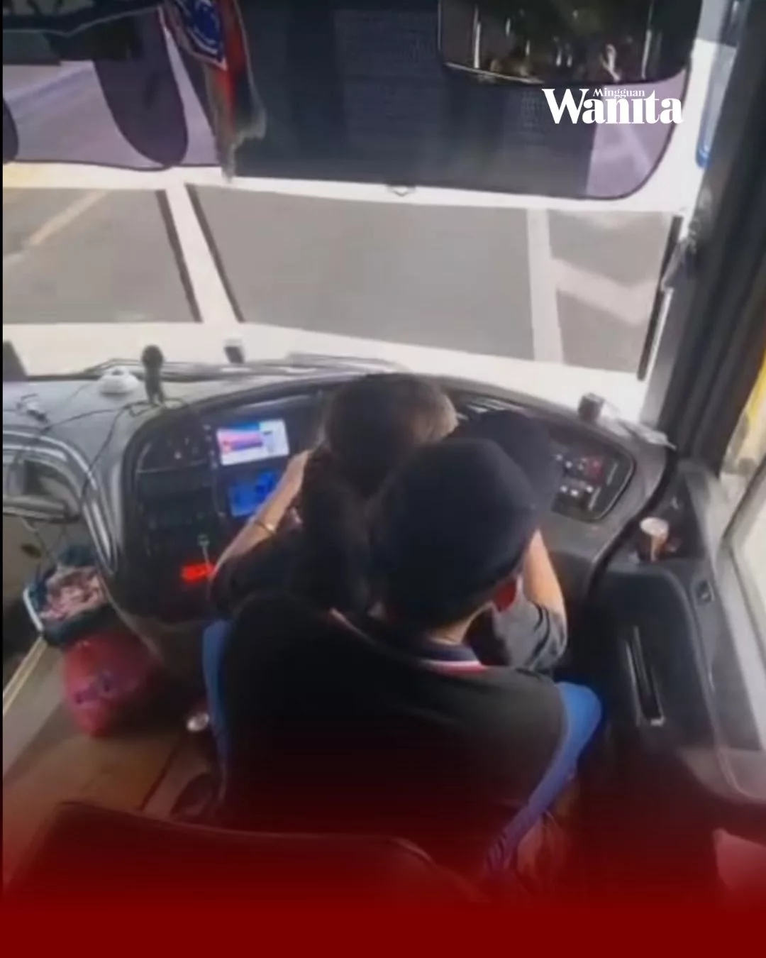 Pemandu Bas Ekspres Riba Teman Wanita Sambil Memandu, “Kekasih Siap Bergaduh Dengan Penumpang Tak Puas Hati Kena Tegur…