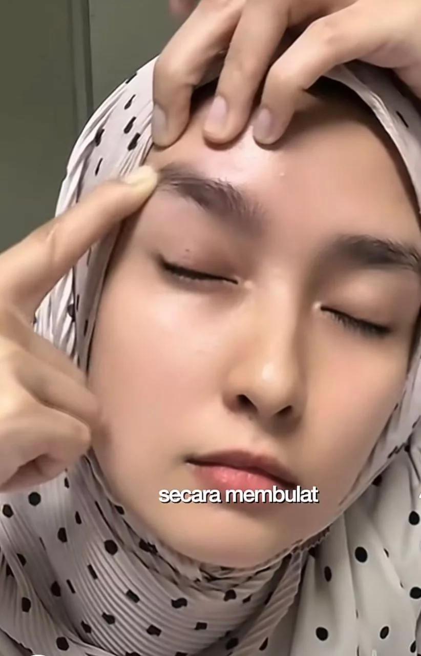 Doktor Kongsi Urutan Muka Bantu Naikkan Kelopak Mata, Lepas Urut Terus Nampak Beza