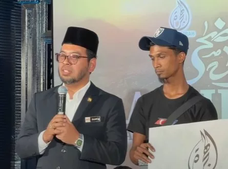 Abang Minyak Hitam Jalanan Terharu Dapat Rezeki Pakej Umrah, “Ini Tiket Untuk Mak…”