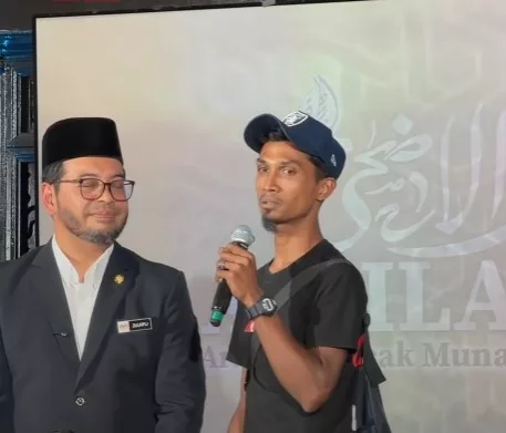 Abang Minyak Hitam Jalanan Terharu Dapat Rezeki Pakej Umrah, “Ini Tiket Untuk Mak…”