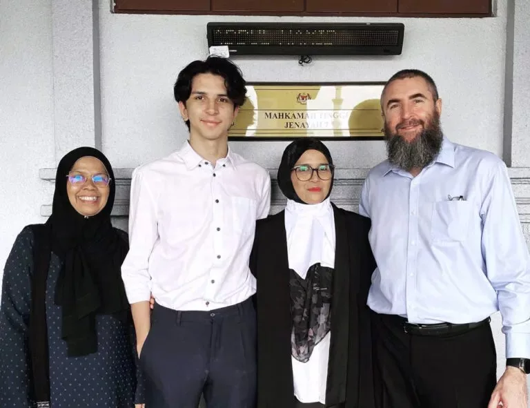 Suri Rumah Nekad Jadi Peguam, Demi Bebaskan Anak Dari Penjara