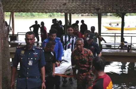 “Mak Mereka Tak Tahu Anak Dah Tiada…” Tragedi Sungai Jeram Meruntun Hati, Ibu OKU Lembam Masih Tunggu Anak Balik