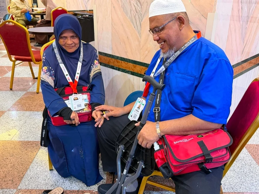 Selipar Diikat Tali Jadi Peneman Setia Di Tanah Suci, Kisah Suami Isteri Ini Buat Ramai Sebak