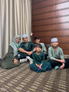 “Pimpin Keluarga Kita Ke Syurga…” Ucapan Isteri Buat Tomok Di Tanah Suci Undang Sebak 6 “Pimpin Keluarga Kita Ke Syurga…” Ucapan Isteri Buat Tomok Di Tanah Suci Undang Sebak