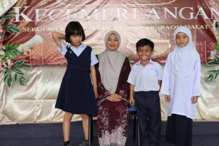 Cikgu Pedalaman Sarawak Ini Guna Duit Sendiri Demi Murid, “Saya Tak Sampai Hati Tengok Mereka Tiada Barang Sekolah” 5 Cikgu Pedalaman Sarawak Ini Guna Duit Sendiri Demi Murid, “Saya Tak Sampai Hati Tengok Mereka Tiada Barang Sekolah”