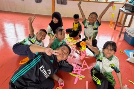 Cikgu Pedalaman Sarawak Ini Guna Duit Sendiri Demi Murid, “Saya Tak Sampai Hati Tengok Mereka Tiada Barang Sekolah” 6 Cikgu Pedalaman Sarawak Ini Guna Duit Sendiri Demi Murid, “Saya Tak Sampai Hati Tengok Mereka Tiada Barang Sekolah”