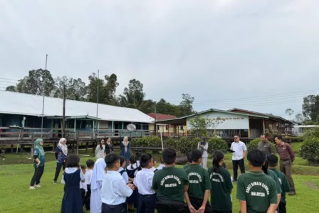 Cikgu Pedalaman Sarawak Ini Guna Duit Sendiri Demi Murid, “Saya Tak Sampai Hati Tengok Mereka Tiada Barang Sekolah” 7 Cikgu Pedalaman Sarawak Ini Guna Duit Sendiri Demi Murid, “Saya Tak Sampai Hati Tengok Mereka Tiada Barang Sekolah”