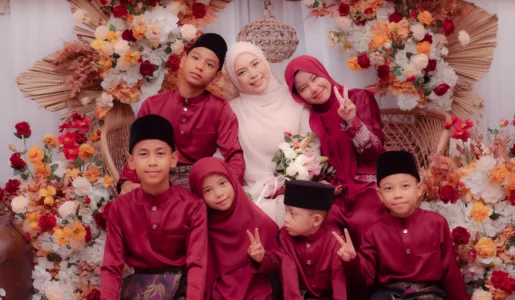 “Terima Kasih Pilih Kami” – Wanita Syukur Temui Jodoh Selepas 5 Tahun Jadi Ibu Tunggal 6 Anak